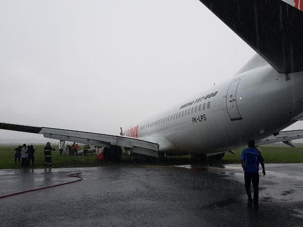 Lion Air yang Tergelincir di Pontianak Sudah Dievakuasi Lion Air yang Tergelincir di Pontianak Sudah Dievakuasi
