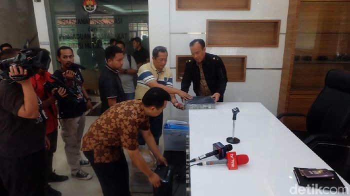 Kepolisian menunjukkan barang bukti dari apartemen Joko Driyono. (Arbi Rahmat/CNN Indonesia) Kepolisian menunjukkan barang bukti dari apartemen Joko Driyono. (Arbi Rahmat/CNN Indonesia)