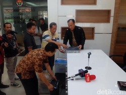Tunjukkan Barang Bukti dari Kediaman Joko Driyono, Satgas Bawa Rp 300 Juta