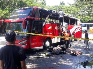 Kebakaran Bus di Terminal Bojonegoro karena Konsleting AC Kebakaran Bus di Terminal Bojonegoro karena Konsleting AC