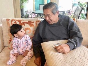 Cute! Momen SBY Dihibur Cucu Saat Jaga Ani Yudhoyono