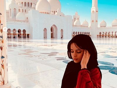 Penampilan Cantik Camila Cabello Berhijab di Depan Masjid