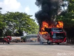 Diduga Korsleting, Bus Agra Mas Terbakar di Terminal Bojonegoro