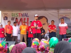 Hadiri Festival MH Thamrin, Anies Main Bola Lawan Legenda Persija