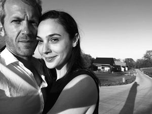 Husband-Wife Goals! Momen Mesra Gal Gadot dan Suami