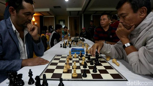 Yuk, Lihat Dua Kubu Timses Adu Kelihaian Bermain Catur
