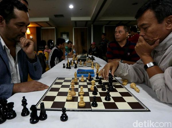 Yuk, Lihat Dua Kubu Timses Adu Kelihaian Bermain Catur