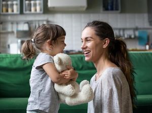 Pentingnya Bunda Ikut Tertawa Saat Anak Lontarkan Lelucon Pentingnya Bunda Ikut Tertawa Saat Anak Lontarkan Lelucon