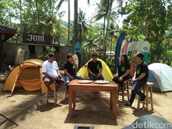 Surganya Peselancar, Pantai Wedi Awu di Malang Punya Surfcamp