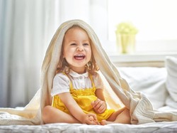 Anak Tak Bisa Lepas dari Selimut Bututnya, Normal Enggak Sih?