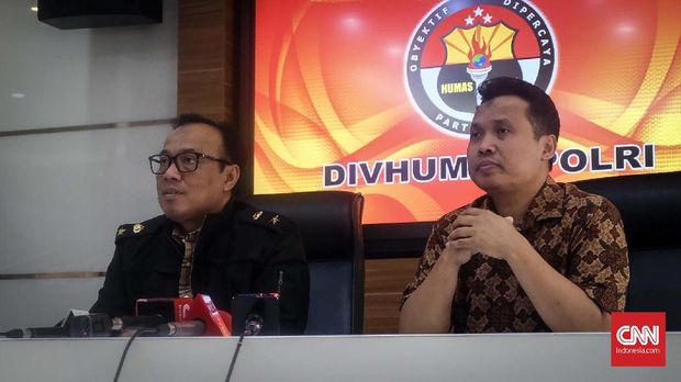 Karopenmas Divisi Humas Polri Brigjen Pol Dedi Prasetyo (kiri).