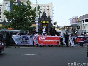 Ada Aksi Massa Dukung Ketum PA 212 di Mapolda Jateng Ada Aksi Massa Dukung Ketum PA 212 di Mapolda Jateng