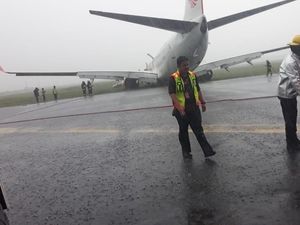Badan Pesawat Lion Air yang Tergelincir Mulai Ditarik Badan Pesawat Lion Air yang Tergelincir Mulai Ditarik