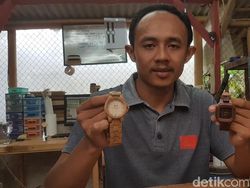 Jam Tangan Kayu Made in Pandeglang Laris Terjual Sampai Afrika