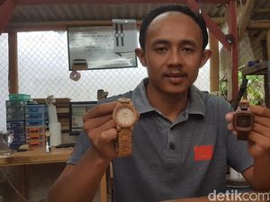 Jam Tangan Kayu Made in Pandeglang Laris Terjual Sampai Afrika