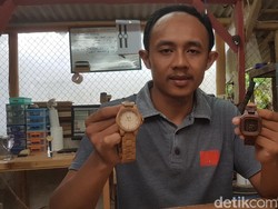 Jam Tangan Kayu Made in Pandeglang Laris Terjual Sampai Afrika
