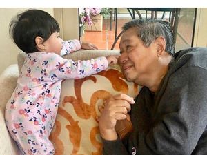 Momen Hangat SBY dan Cucunya Jaga Ani Yudhoyono