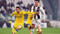 Selepas jeda, Juve tak menurunkan tekanan. Sami Khedira gagal memanfaatkan kesempatan emas, umpan Ronaldo dikirim ke pelukan Frosinone, Marco Sportiello. Massimo Pinca/Reuters.