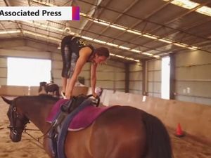 Melihat Senam Anti-mainstream di Punggung Kuda, Penasaran?