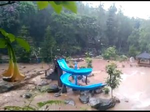 Sungai Cigeureuh Bandung Meluap Terjang Rumah dan Objek Wisata