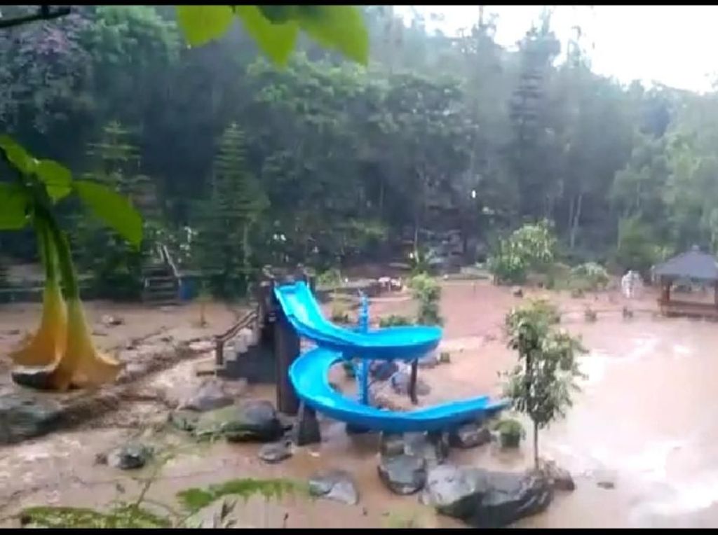 Sungai Cigeureuh Bandung Meluap Terjang Rumah dan Objek Wisata Sungai Cigeureuh Bandung Meluap Terjang Rumah dan Objek Wisata