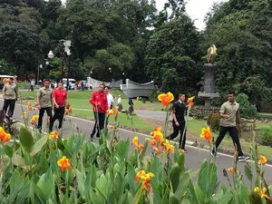 Jelang Debat dengan Prabowo, Jokowi Lari Pagi di Kebun Raya Bogor