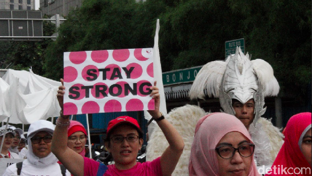 Peringatan Hari Kanker Sedunia di CFD Jakarta.
