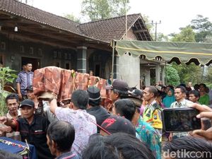 Jenazah Istri dan Anak yang Dibunuh Suami Dimakamkan Satu Liang