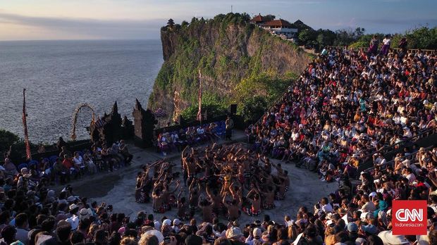 Pertunjukan tari kecak di kawasan wisata Pura Uluwatu yang berada di Desa Pecatu, Kabupaten Badung, Bali, Kamis, 14 Februari 2019. CNNIndonesia/Safir Makki