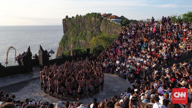 Pertunjukan tari kecak di kawasan wisata Pura Uluwatu yang berada di Desa Pecatu, Kabupaten Badung, Bali, Kamis, 14 Februari 2019. CNNIndonesia/Safir Makki