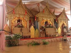 Pelaminan Direndam Banjir, Tamu Dijemput Perahu Karet
