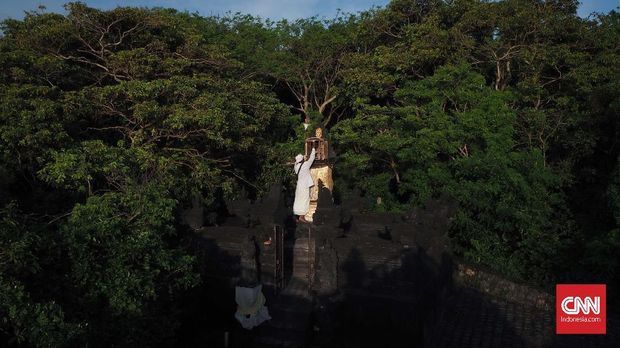 Umat Hindu sembahyang  di kawasan wisata Pura Uluwatu yang berada di Desa Pecatu, Kabupaten Badung, Bali, Kamis, 14 Februari 2019. CNNIndonesia/Safir Makki