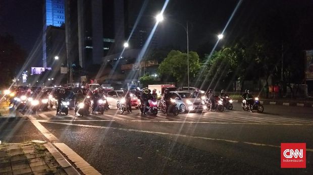 Pancoran Geger Karena Kepulan Asap Putih Akibat Mobil Rusak