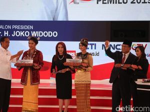 Rambut Merah Anisha Dasuki di Debat Capres Kedua Mencuri Atensi Rambut Merah Anisha Dasuki di Debat Capres Kedua Mencuri Atensi