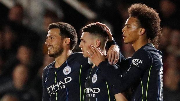 Phil Foden (tengah) tampil gemilang dengan torehan dua gol.