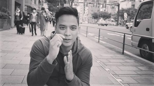 Tanpa Jas, Begini Gaya Kasual Tommy Tjokro yang Jadi Moderator Debat Capres