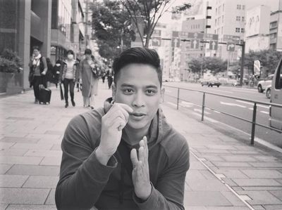 Tanpa Jas, Begini Gaya Kasual Tommy Tjokro yang Jadi Moderator Debat Capres
