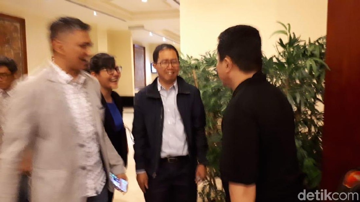 Joko Driyono melakukan aksi tutup mulut saat ditanya wartawan (Mercy Raya/detikSport)