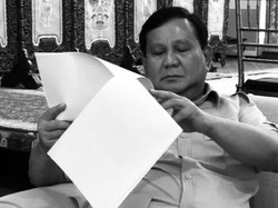 Jelang Debat Capres, Prabowo Baca Berkas Ditemani Bobby The Cat