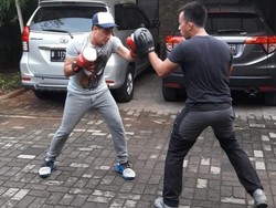 Bugar Banget, Moderator Debat Capres Tommy Tjokro Ternyata Latihan Tinju