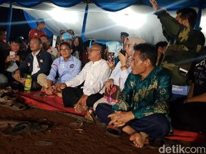 Duduk Lesehan Bareng Warga, Sandiaga Nobar Debat Capres di Cibinong