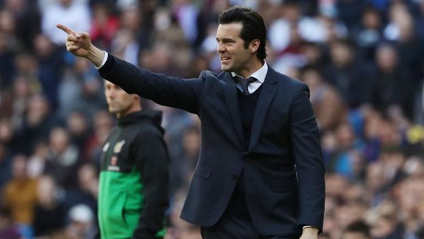 Soccer Football - La Liga Santander - Real Madrid v Girona - Santiago Bernabeu, Madrid, Spain - February 17, 2019  Real Madrid coach Santiago Solari during the match         REUTERS/Susana Vera