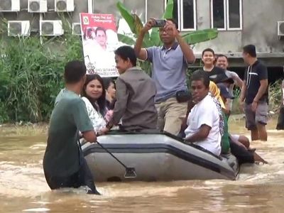 Penampakan Dramatisnya Pernikahan Kebanjiran di Jambi