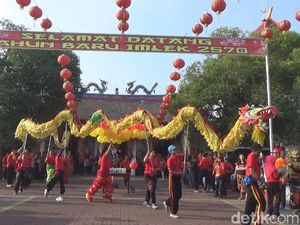 Kirab Beragam Kesenian Meriahkan Puncak Imlek di Mojokerto
