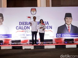 Dampingi Jokowi di Debat Capres, Iriana Mix & Match Kemeja dan Scarf Motif