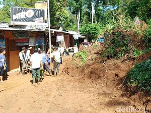 Longsor Sempat Tutup Jalur Antar Kecamatan di Trenggalek