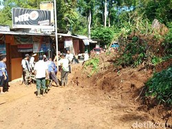 Longsor Sempat Tutup Jalur Antar Kecamatan di Trenggalek