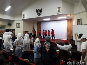 Nobar di Gedung Joang, Relawan Jokowi-Maruf Amin Joget Bareng