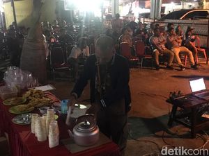 Pendukung Prabowo Nobar Debat di Padang Ditemani Kopi Solok
