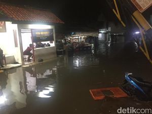 Banjir Rendam Komplek Polri Pondok Karya Mampang, Jaksel